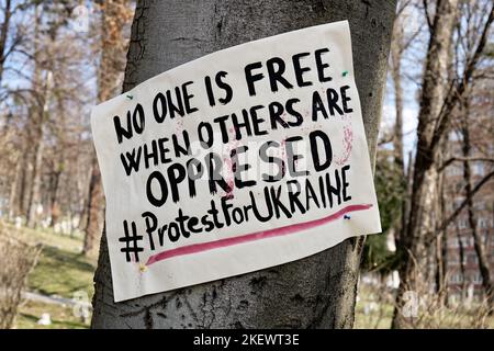 Le signe des manifestations en Ukraine. Personne n'est libre tant que les autres ne sont pas opprimés. Manifestations anti-guerre. Arrêter la guerre. Conflit entre l'Ukraine et la Russie. Solidarité. Banque D'Images