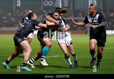 Courtney Winfield-Hill (au centre), en Angleterre, combat avec Raecene McGregor (à gauche), Amber Hall (au centre) et Mele Hufanga (à droite), en Nouvelle-Zélande, lors du match de demi-finale de la coupe du monde de rugby féminin, au stade COMMUNAUTAIRE LNER, York. Date de la photo: Lundi 14 novembre 2022. Banque D'Images