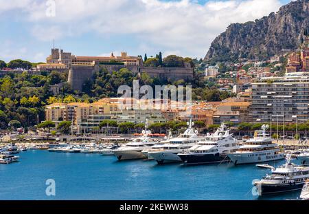 Monaco, France - 2 août 2022 : vue panoramique sur le port d'Hercules et le port de plaisance avec Monaco ville Rock sur la côte de la Côte d'Azur à Monte Carlo Banque D'Images