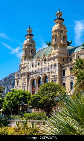 Monaco, France - 2 août 2022 : façade en bord de mer de l'Opéra de Monte Carlo salle Garnier et Casino sur la Côte d'Azur dans le quartier de Monte Carlo Banque D'Images