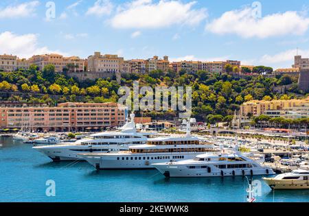 Monaco, France - 2 août 2022 : vue panoramique sur le port d'Hercules et le port de plaisance avec Monaco ville Rock sur la côte de la Côte d'Azur à Monte Carlo Banque D'Images