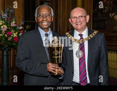 Édimbourg, Écosse, Royaume-Uni, 14th novembre 2022. Sir Geoff Palmer reçoit le prix d'Édimbourg 2022 : le professeur reçoit le prix de Lord Provost Robert Aldridge lors d'un événement à Edinburgh City Chambers. Photo : Sir Geoff Palmer et Lord Provost Robert Aldridge avec la coupe Loving. Credit Sally Anderson/Alay Live News Banque D'Images