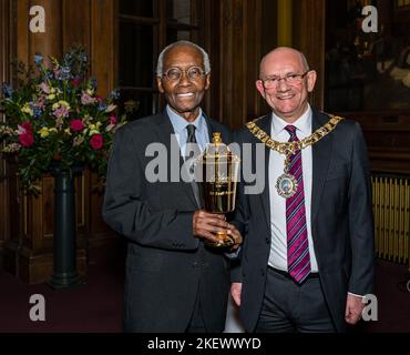 Édimbourg, Écosse, Royaume-Uni, 14th novembre 2022. Sir Geoff Palmer reçoit le prix d'Édimbourg 2022 : le professeur reçoit le prix de Lord Provost Robert Aldridge lors d'un événement à Edinburgh City Chambers. Photo : Sir Geoff Palmer et Lord Provost Robert Aldridge avec la coupe Loving. Credit Sally Anderson/Alay Live News Banque D'Images