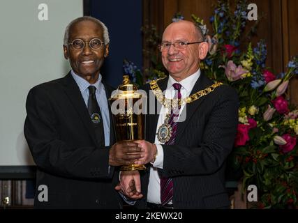 Édimbourg, Écosse, Royaume-Uni, 14th novembre 2022. Sir Geoff Palmer reçoit le prix d'Édimbourg 2022 : le professeur reçoit le prix de Lord Provost Robert Aldridge lors d'un événement à Edinburgh City Chambers. Photo : Sir Geoff Palmer et Lord Provost Robert Aldridge avec la coupe Loving. Credit Sally Anderson/Alay Live News Banque D'Images