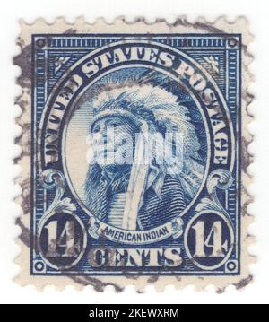 États-Unis - 1923 : timbre-poste bleu de 14 cents représentant le portrait des Indiens d'Amérique, également connus sous le nom de premiers Américains, Américains autochtones, Et d'autres termes, sont les peuples autochtones des États-Unis, y compris Hawaï et les territoires des États-Unis, ainsi que le nord du Mexique et le Canada et d'autres fois seulement les États-Unis continentaux. Il y a 574 tribus reconnues par le gouvernement fédéral vivant aux États-Unis, dont environ la moitié sont associées aux réserves indiennes. Les 'natifss' (tels que définis par le recensement des États-Unis) sont des tribus indigènes qui sont à l'origine des États-Unis contigus Banque D'Images