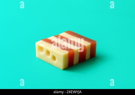 Accompagnements sucrés et salés, marmelade de coing avec fromage sur une table bleue. Cuisine espagnole traditionnelle, fromage frais avec pâte de gel de coing maison. Banque D'Images