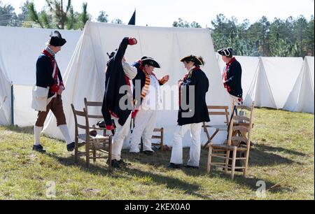 Kershaw, Caroline du Sud, États-Unis. 13th novembre 2022. Les passionnés de guerre révolutionnaires et les réacteurs passionnés recréent la bataille de Camden, SC, ce qui permet aux visiteurs de découvrir l'histoire vivante pendant la guerre pour l'indépendance vis-à-vis de la domination britannique. La bataille de Camden, menée en 1780, fut l'une des nombreuses défaites dévastatrices des Américains dans les premières étapes de l'offensive militaire britannique dans le Sud. Photo : les soldats coloniaux s'habillez pour la bataille de l'après-midi contre les réacteurs britanniques. (Image de crédit : © Robin Rayne/ZUMA Press Wire) Banque D'Images