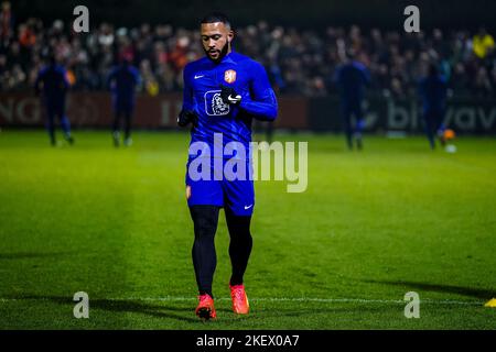 ZEIST, PAYS-BAS - NOVEMBRE 14 : Memphis Depay, pays-Bas, lors d'une session d'entraînement de l'équipe de football des pays-Bas, avant la coupe du monde de la FIFA, Qatar 2022 au campus de la KNVB sur 14 novembre 2022, à Zeist, pays-Bas (photo de René Nijhuis/Orange Pictures) Banque D'Images