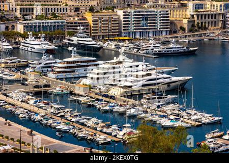 Monaco, France - 2 août 2022 : panorama de la zone métropolitaine de Monaco avec le port d'Hercules, Monte Carlo et Fontvieille en mer Méditerranée Banque D'Images