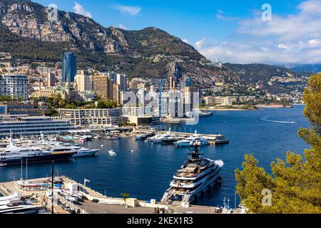 Monaco, France - 2 août 2022 : vue panoramique de la zone métropolitaine de Monaco avec le port d'Hercules, la Condamine, Monte Carlo et Fontvieille Banque D'Images