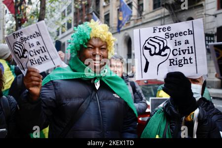 New York, États-Unis. 14th novembre 2022. Certains brésiliens se sont rassemblés devant le Havard Club pour protester lors DE LA Conférence DE LA RUSSIE DE LA DERNIÈRE édition - New York qui se tiendra sur 14 novembre et 15th (Credit image: © Niyi Fote/TheNEWS2 via ZUMA Press Wire) Banque D'Images