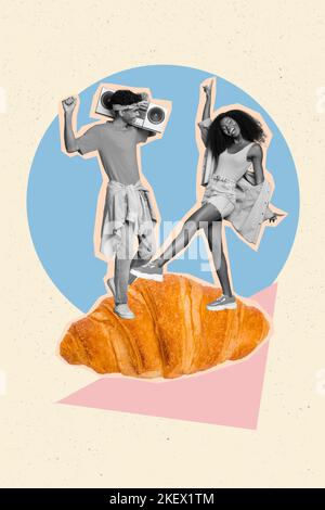 Illustration de collage vertical photo d'un homme insouciant fille couple dansant sur un croissant savoureux ayant l'amusement isolé sur fond beige couleur Banque D'Images