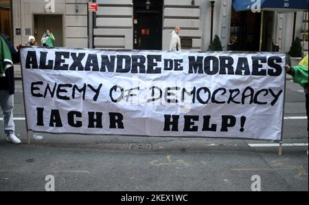 New York, États-Unis. 14th novembre 2022. Certains brésiliens se sont rassemblés devant le Havard Club pour protester lors DE LA Conférence DE LA RUSSIE DE LA DERNIÈRE édition - New York qui se tiendra sur 14 novembre et 15th (Credit image: © Niyi Fote/TheNEWS2 via ZUMA Press Wire) Banque D'Images