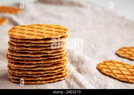 Croustilles gaufrées faites maison dans une pile, vue latérale. Banque D'Images