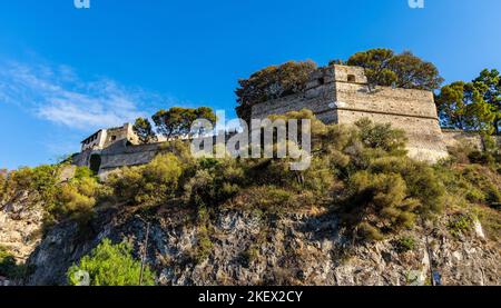 Monaco, France - 2 août 2022 : remparts médiévaux du château historique royal et de la forteresse de Monaco ville quartier de la vieille ville royale Banque D'Images