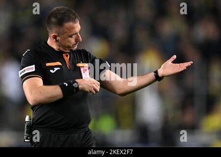 ISTANBUL - Referee Huseyin Gocek pendant le match turc Super LIG entre Fenerbahce AS et Demir Grup Sivaspor au stade Ulker sur 7 novembre 2022 à Istanbul, Turquie. ANP | hauteur néerlandaise | GERRIT DE COLOGNE Banque D'Images