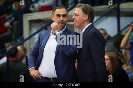 Jemappes, Belgique, 14 novembre 2022, l'entraîneur-chef de Belgique Dario Gjergja et le Manager de Belgique Jacques Stas photographiés lors d'un match de basket-ball entre l'équipe nationale belge Lions et la Grèce, le lundi 14 novembre 2022 à Jemappes, jeu de qualification 10/12 pour la coupe du monde 2023. BELGA PHOTO VIRGINIE LEFOUR Banque D'Images