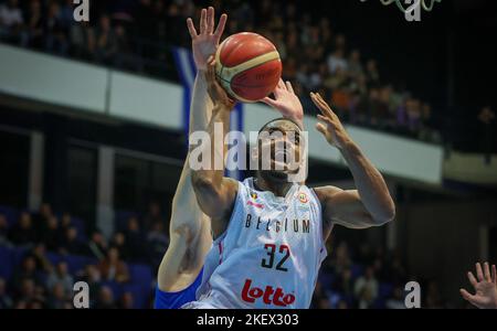 Jemappes, Belgique, le 14 novembre 2022, le joueur belge Retin Obasohan se bat pour le ballon lors d'un match de basket-ball entre l'équipe nationale belge Lions et la Grèce, le lundi 14 novembre 2022 à Jemappes, jeu de qualification 10/12 pour la coupe du monde 2023. BELGA PHOTO VIRGINIE LEFOUR Banque D'Images