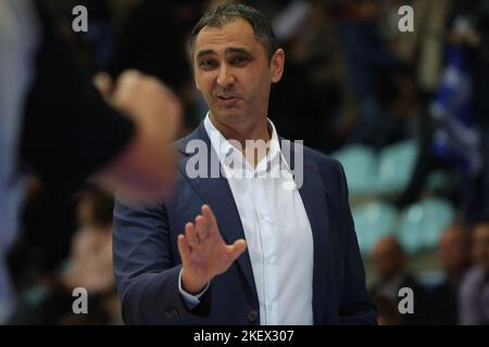 Jemappes, Belgique, 14 novembre 2022, Dario Gjergja Gestures, entraîneur-chef belge, lors d'un match de basket-ball entre l'équipe nationale belge Lions et la Grèce, lundi 14 novembre 2022 à Jemappes, jeu de qualification 10/12 pour la coupe du monde 2023. BELGA PHOTO VIRGINIE LEFOUR Banque D'Images