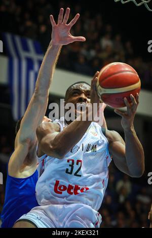 Jemappes, Belgique, le 14 novembre 2022, le joueur belge Retin Obasohan se bat pour le ballon lors d'un match de basket-ball entre l'équipe nationale belge Lions et la Grèce, le lundi 14 novembre 2022 à Jemappes, jeu de qualification 10/12 pour la coupe du monde 2023. BELGA PHOTO VIRGINIE LEFOUR Banque D'Images