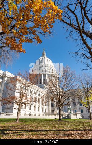Lumière du matin sur le bâtiment du capitole de l'État du Wisconsin à la fin de l'automne. Madison, Wisconsin, États-Unis. Banque D'Images