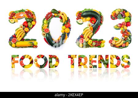 Nouvelle année 2023 tendances alimentaires. Nouvel an 2023 fait de légumes, fruits et poissons sur fond blanc. Nouvel an 2023 alimentation saine. 2023 résolutions, healt Banque D'Images