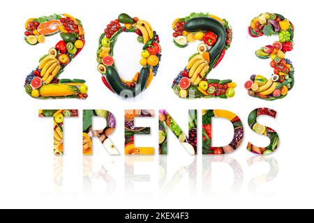 Nouvelle année 2023 tendances alimentaires. Nouvel an 2023 fait de légumes, fruits et poissons sur fond blanc. Nouvel an 2023 alimentation saine. 2023 résolutions, healt Banque D'Images