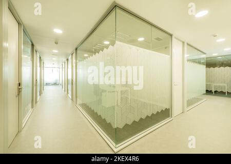 Couloirs d'un bureau de coworking avec des cabines et des cloisons en verre Banque D'Images