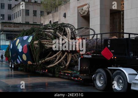 12 novembre 2022, New York, New York, États-Unis : l'arbre de Noël de l'épinette de Norvège de 82 pieds de haut est arrivé au Rockefeller Center Plaza de New York pour inaugurer la saison des fêtes de Noël. L'arbre de 14 tonnes a été donné par la famille Lebowitz de Glen Falls, NY et est venu de Queensbury, NY. (Credit image: © Steve Sanchez/Pacific Press via ZUMA Press Wire) Banque D'Images