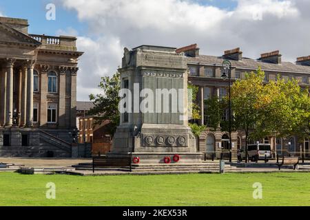 Birkenhead, Royaume-Uni: War Memorial, Hamilton Square, dédié à ceux qui ont perdu la vie lors de l'action ennemie dans la défense de leur pays Banque D'Images