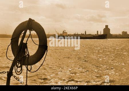 Vintage Liverpool 1968, un bateau à conteneurs sur la rivière Mersey, Birkenhead en arrière-plan Banque D'Images