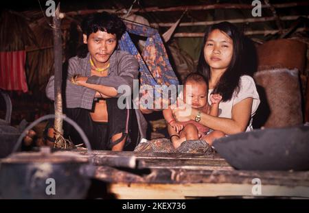 Penan indigènes de Sarawak, Bornéo, groupe familial, Malaisie orientale Banque D'Images
