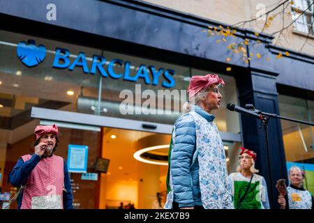 Manifestation de la rébellion de l'extinction « irty Scrubbers » à Barclays Bank à Southgate, Bath, mettant en avant l'investissement de la banque dans les combustibles fossiles. Banque D'Images