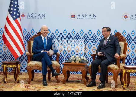 Phnom Penh, Cambodge. 12th novembre 2022. Le président américain Joe Biden tient une réunion bilatérale en face à face avec le Premier ministre cambodgien Hun Sen, à droite, en marge du Sommet de l'ANASE, à 12 novembre 2022, à Phnom Penh, au Cambodge. Crédit : Adam Schultz/White House photo/Alay Live News Banque D'Images