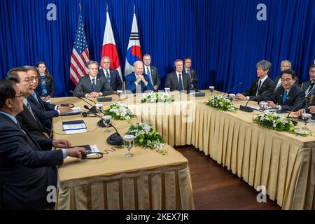 Phnom Penh, Cambodge. 13th novembre 2022. Le président américain Joe Biden et le secrétaire d’État Tony Blinken, au centre, ont organisé une rencontre trilatérale en face à face avec le Premier ministre japonais Fumio Kishida, à droite, et le président sud-coréen Yoon Suk-yeol, à gauche, en marge du Sommet de l’ANASE, à 13 novembre 2022, à Phnom Penh, au Cambodge. Crédit : Adam Schultz/White House photo/Alay Live News Banque D'Images