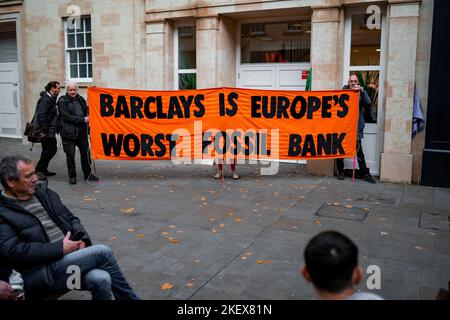 Manifestation de la rébellion de l'extinction « irty Scrubbers » à Barclays Bank à Southgate, Bath, mettant en avant l'investissement de la banque dans les combustibles fossiles. Banque D'Images