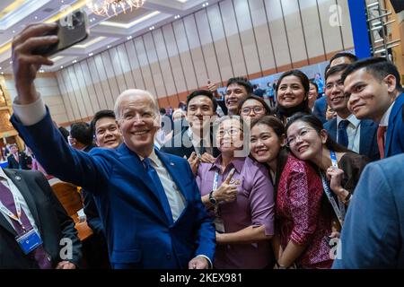 Phnom Penh, Cambodge. 13th novembre 2022. Le président américain Joe Biden a pris un selfie d'anciens élèves cambodgiens de l'Initiative des jeunes leaders de l'Asie du Sud-est lors d'un rassemblement en marge du Sommet de l'ANASE, 13 novembre 2022, à Phnom Penh, au Cambodge. Crédit : Adam Schultz/White House photo/Alay Live News Banque D'Images