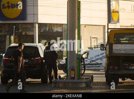 Pantelimon, Roumanie - 09 novembre 2022: Les gens se remplissent à une station de gaz MOL à Pantelimon. Cette image est destinée à un usage éditorial uniquement. Banque D'Images