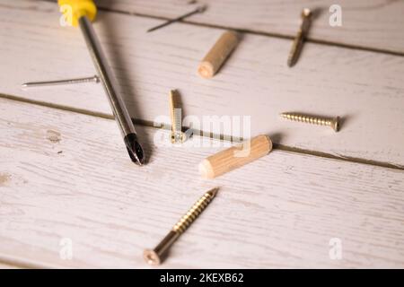 tournevis, chevilles en bois et vis autotaraudeuses. Banque D'Images