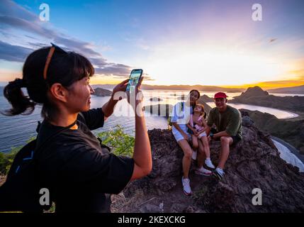 Famille posant pour la photo à l'est de l'île de Nusa Tenggara à Komodo Banque D'Images