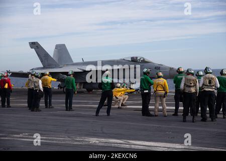 Les marins affectés au premier porte-avions de classe USS Gerald R. Ford (CVN 78) lancent un F/A-18E Super Hornet, attaché au « Golden Warriors » du Strike Fighter Squadron (VFA) 87, le 12 novembre 2022. L'exercice Silent Wolverine est un exercice d'entraînement combiné dirigé par les États-Unis qui teste les capacités des porte-avions de classe Ford grâce à des scénarios de guerre navale haut de gamme intégrés aux côtés d'alliés participants dans l'océan Atlantique est. Le groupe de grève des transporteurs Gerald R. Ford effectue son premier déploiement dans la zone d'opérations de la Naval Forces Europe des États-Unis. (É.-U. Bleu marine photo b Banque D'Images