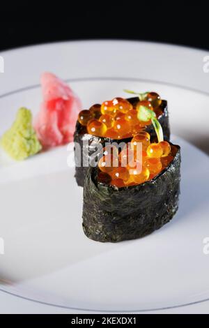 Saumon roe maki Sushi sur une assiette de luxe Banque D'Images