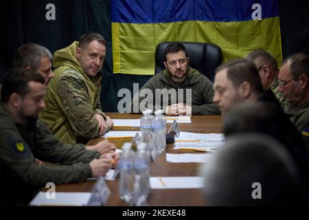 Mykolaiv, Ukraine. 14th novembre 2022. Le président ukrainien Volodymyr Zelenskyy, au centre, écoute lors d'une réunion sur la stabilisation de la situation humanitaire à la suite de la libération des régions de Mykolaiv et de Kherson, 14 novembre 2022, à Mykolaiv, en Ukraine. Zelenskyy a visité la ville ramenée de l'occupation russe dans un coup porté au président Vladimir Poutine. Credit: Présidence de l'Ukraine/Bureau de presse présidentiel ukrainien/Alamy Live News Banque D'Images