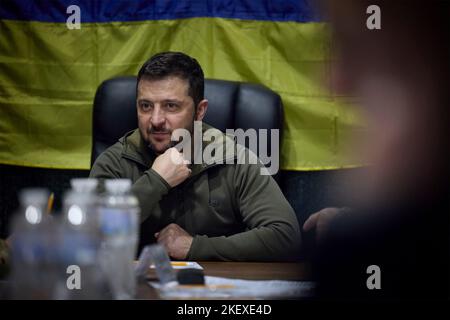 Mykolaiv, Ukraine. 14th novembre 2022. Le président ukrainien Volodymyr Zelenskyy, à gauche, écoute lors d'une réunion sur la stabilisation de la situation humanitaire à la suite de la libération des régions de Mykolaiv et de Kherson, 14 novembre 2022, à Mykolaiv, en Ukraine. Zelenskyy a visité la ville ramenée de l'occupation russe dans un coup porté au président Vladimir Poutine. Credit: Présidence de l'Ukraine/Bureau de presse présidentiel ukrainien/Alamy Live News Banque D'Images