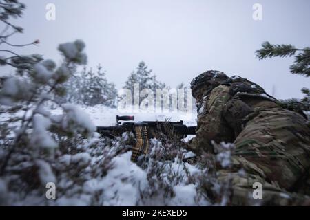 Un soldat américain de 6th escadrons, 9th Cavalry Regiment, 3rd Brigade combat Team, 1st Cavalry Division (3-1 ABCT), affecté opérationnellement à la 1st Infantry Division (1 ID), tire des coups de feu à l'aide d'une mitrailleuse de M240 pendant Hammer 22, un exercice annuel de forces combinées mené par et aux côtés du quartier général de l'Armée de Finlande, Brigade blindée, Brigade de Pori, Brigade de Karelia, UTI Jaeger Regiment et Département de logistique des Forces de défense, Niinisalo, Finlande, 9 novembre 2022. L'ABCT 3-1 est parmi d'autres unités sous l'ID 1 travaillant fièrement aux côtés des alliés et des partenaires régionaux de sécurité pour p Banque D'Images