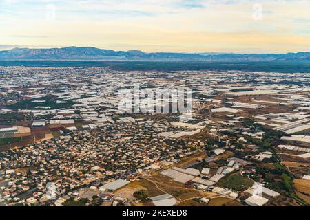 Vue panoramique aérienne de la campagne avec ses maisons de champs et serres colorés en Turquie. Ligne d'horizon floue. Lumière jaune du matin. Tir horizontal. Photo de haute qualité Banque D'Images