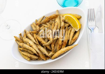 Savoureux anchois frits (boquerones) avec citron sur l'assiette Banque D'Images