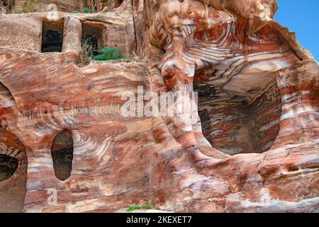 Tombeaux de roche à plusieurs nervures avec de superbes tourbillons Petra Jordan Banque D'Images