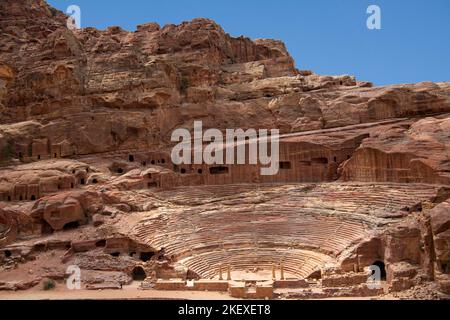 Vue depuis le théâtre romain et les tombeaux nabatéens de Petra Jordan Banque D'Images