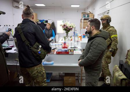 Mykolaiv, Ukraine. 14th novembre 2022. Le président ukrainien Volodymyr Zelenskyy, à droite, visite un centre de santé géré par l'Administration militaire régionale après la libération des régions de Mykolaiv et de Kherson, 14 novembre 2022, à Mykolaiv, en Ukraine. Zelenskyy a visité la ville ramenée de l'occupation russe dans un coup porté au président Vladimir Poutine. Credit: Présidence de l'Ukraine/Bureau de presse présidentiel ukrainien/Alamy Live News Banque D'Images